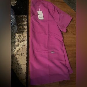 Figs 3 pocket scrub top. Size X-Large. NWT